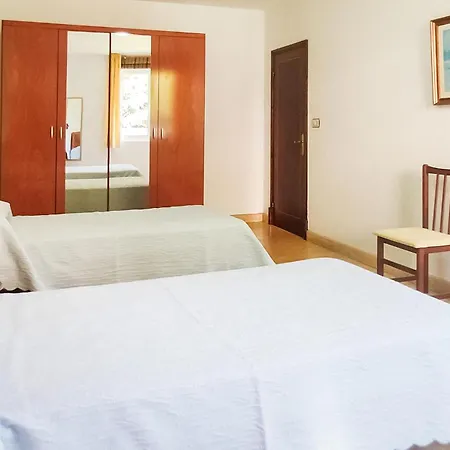 4 Bedroom Amazing In Lägenhet